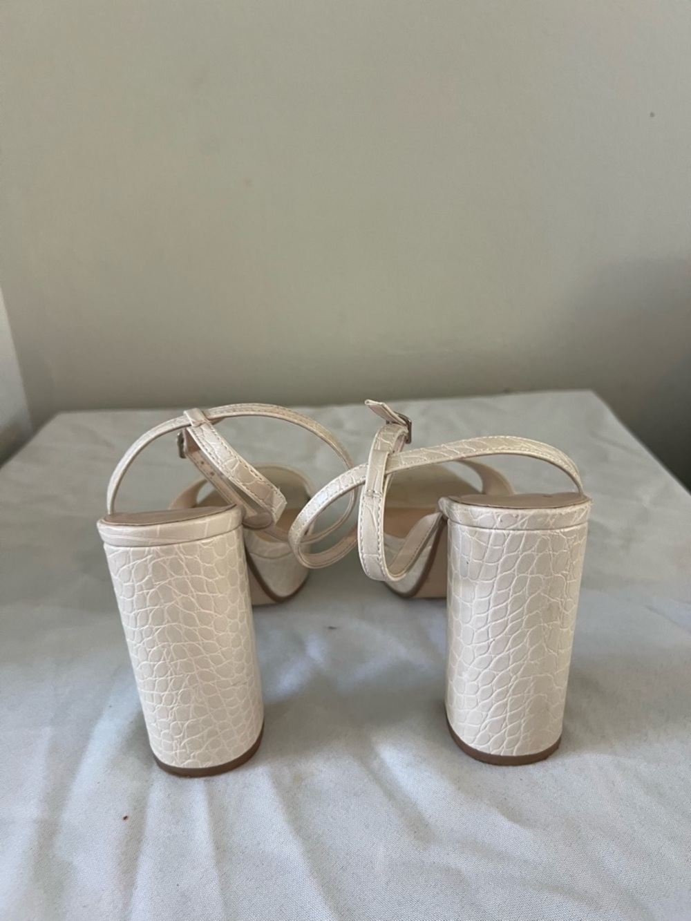 Beige Croc Embossed Platform Heels Ankle Strap Block Heel Size 8.5 - Picture 4 of 6